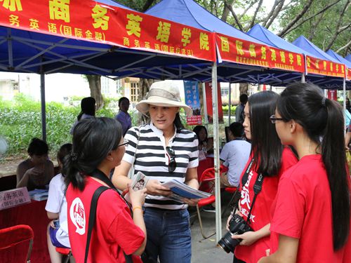家长接收太阳成官网学生采访